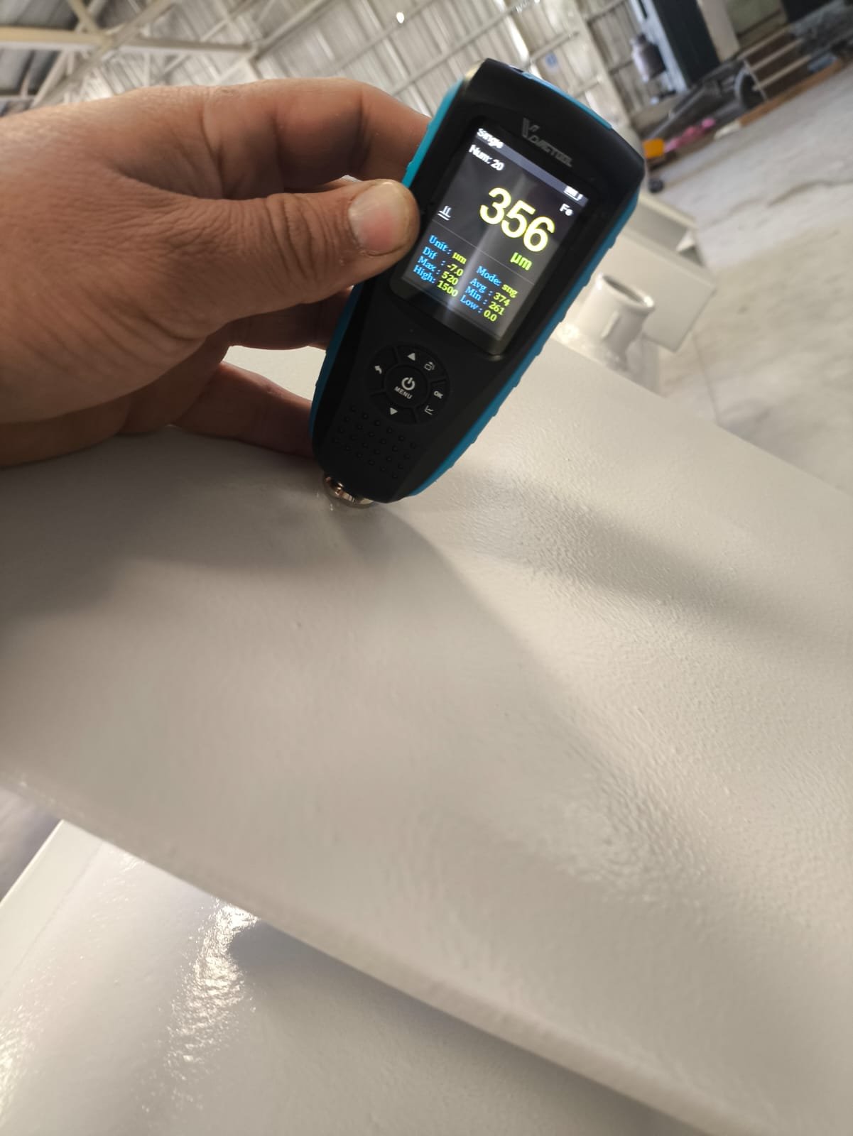 Medición de espesor de pintura sobre una superficie industrial