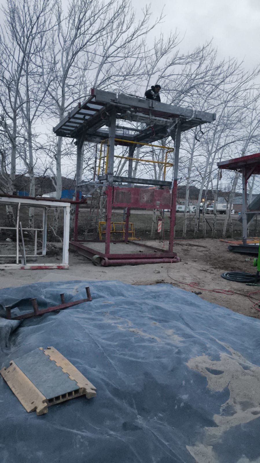 Montaje de una estructura metálica industrial en obra